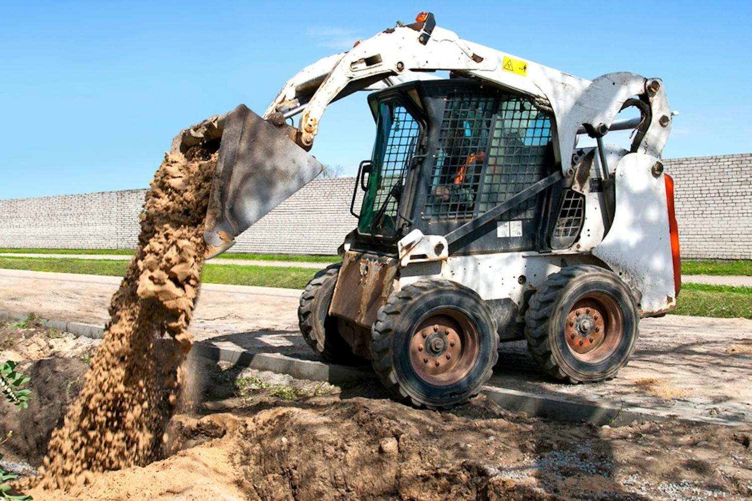 Bobcat: Det går blixtsnabbt att gräva ut, fylla upp och flytta runt de enormt stora grus- och jordhögarna. Bobcat: Det går blixtsnabbt att gräva ut, fylla upp och flytta runt de enormt stora grus- och jordhögarna.